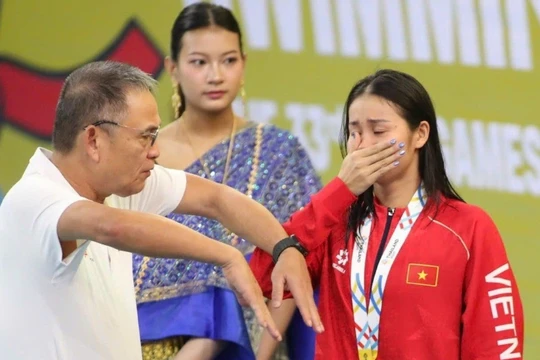 Nữ kình ngư Việt Nam bật khóc vì bị mắng ngay trên bục nhận huy chương