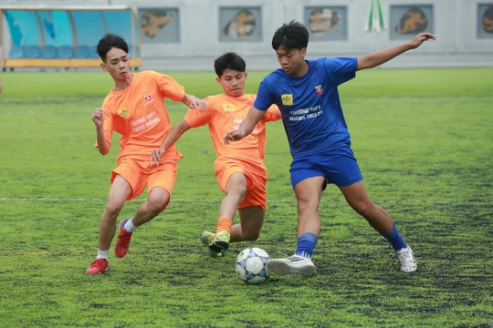 Ghi bàn ngay phút thứ 5, THPT Chúc Động đoạt vé vòng 1/8