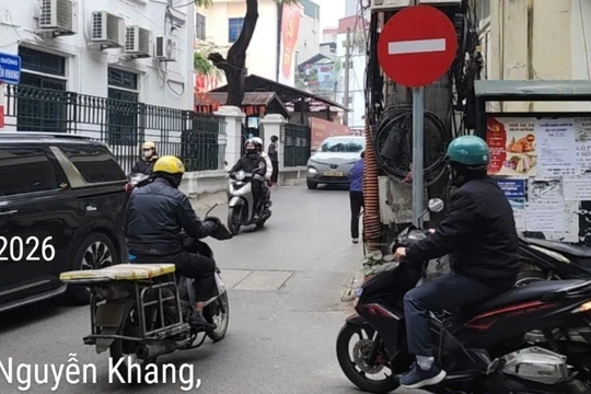 Nhiều người dân vô tư đi ngược chiều dưới biển cấm trên đường Nguyễn Khang