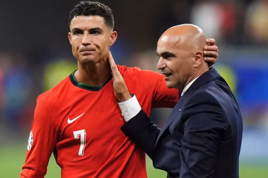 HLV tuyển Bồ Đào Nha bị chỉ trích "quá sợ Ronaldo"