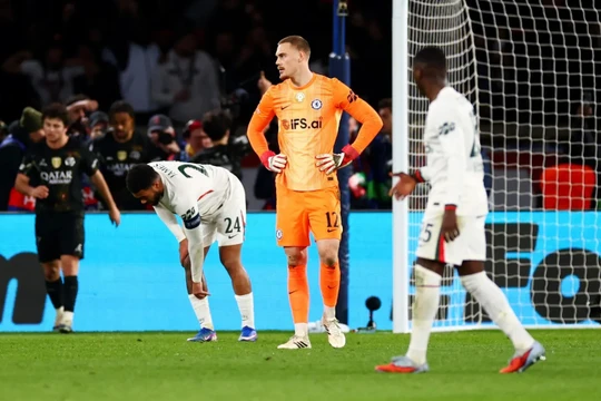 Chelsea và Man City cùng bị vùi dập ở Champions League