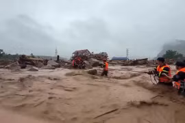 Lực lượng Công an căng dây giải cứu người dân mắc kẹt do mưa lũ