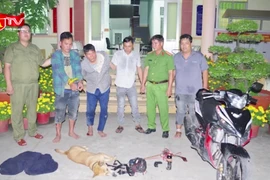 Khống chế 2 đối tượng trộm chó chống trả bằng súng điện 