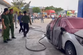 Khám nghiệm hiện trường điều tra làm rõ vụ cháy xe khiến 2 thiếu niên tử vong 