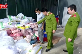 “Chặn” hơn 2 tấn mỡ, bì lợn ôi thiu chuẩn bị ra thị trường