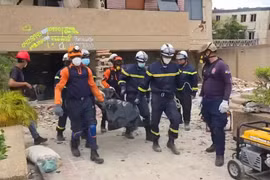 Đoàn CNCH của Việt Nam đưa 45 nạn nhân ra khỏi đống đổ nát tại Venezuela