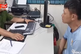 Bắt kẻ giật điện thoại của nữ sinh sau 30 phút trình báo 