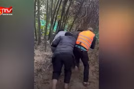 Khống chế đối tượng buôn bán ma túy bỏ trốn trong rừng 