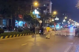 Bất chấp rào chắn, nhóm thanh niên chở 3 lao xe tốc độ cao để 'thông chốt' | ATV ngày 9/3/2026