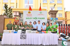 Lan tỏa lối sống xanh từ ngày hội đổi rác lấy quà của lực lượng Công an nhân dân