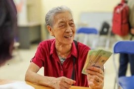 Tặng quà Tết với mức 300.000 đồng cho người hưởng lương hưu, trợ cấp mất sức lao động 