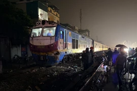 Khoảnh khắc vụ va chạm giữa tàu hỏa và ô tô tải tại Ngọc Hồi, Hà Nội