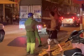 Khống chế kẻ cầm dao có biểu hiện “ngáo đá”, uy hiếp người dân | ATV ngày 17/3/2026