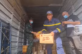 Đoàn cứu hộ của Việt Nam sẻ chia nhu yếu phẩm với người dân Venezuela
