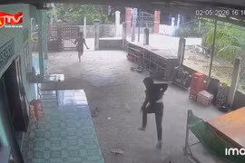 Truy tìm 2 đối tượng đột nhập nhà dân, rút hung khí đe dọa chủ nhà 