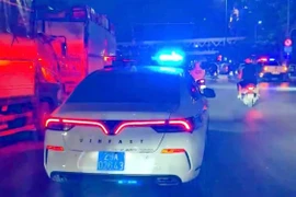 CSGT Hà Nội kịp thời hỗ trợ đưa người bị thương đi cấp cứu trong thời khắc giao thừa