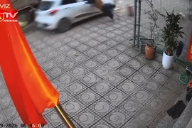 Nữ tài xế ô tô tông trúng cô gái đứng trên vỉa hè rồi bỏ chạy 