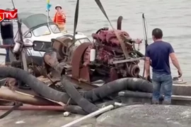 Phát hiện, xử lý tàu hút cát “không phép” trên sông Cầu 