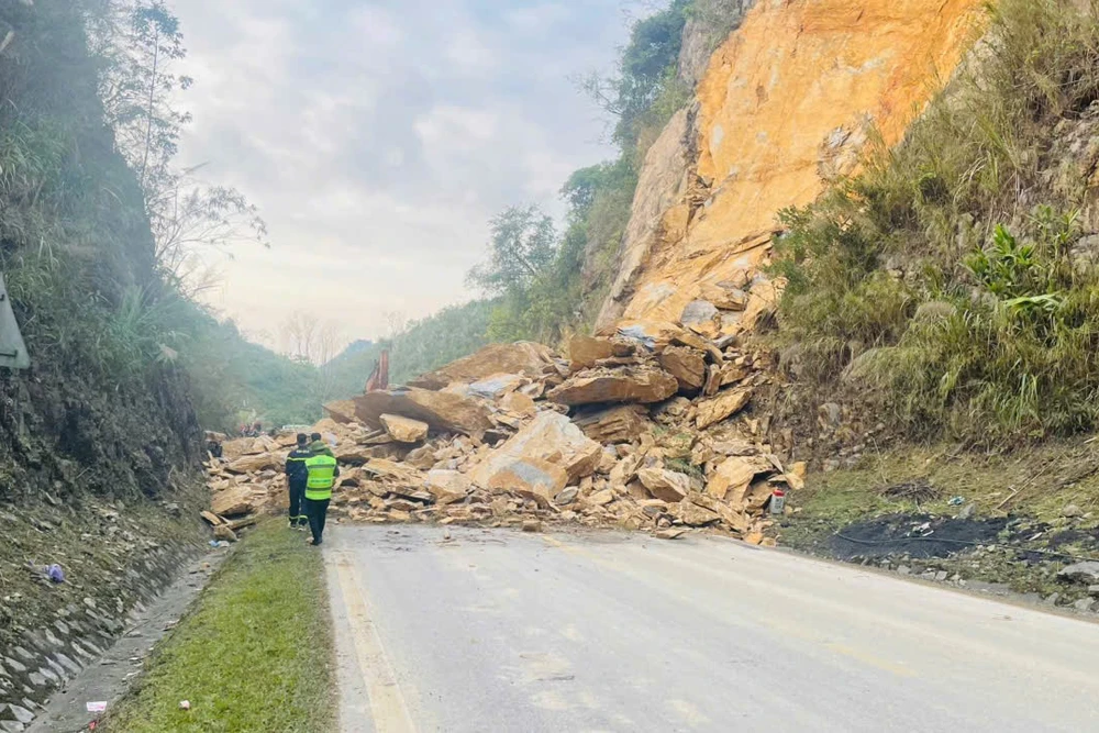 Tìm thấy nạn nhân thứ ba trong vụ sạt lở quốc lộ 6 qua khu vực đèo Thung Khe