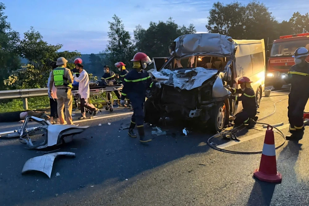 Xe khách đâm vào xe đầu kéo trên cao tốc Đà Nẵng- Quảng Ngãi làm 3 người chết