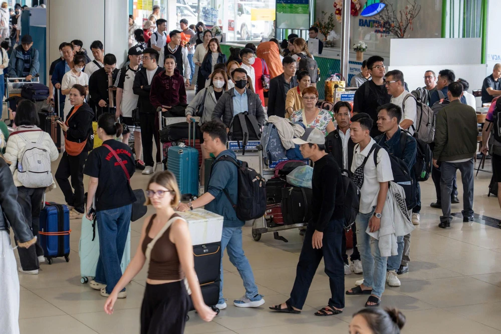 Xung đột Trung Đông khiến vé máy bay đi châu Âu căng thẳng và đắt đỏ