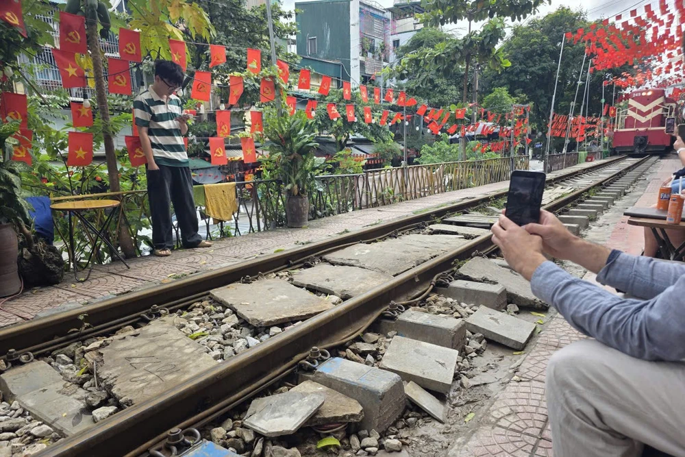 Hà Nội đề nghị dừng chạy tàu đường sắt xuyên tâm qua khu vực phố cà phê