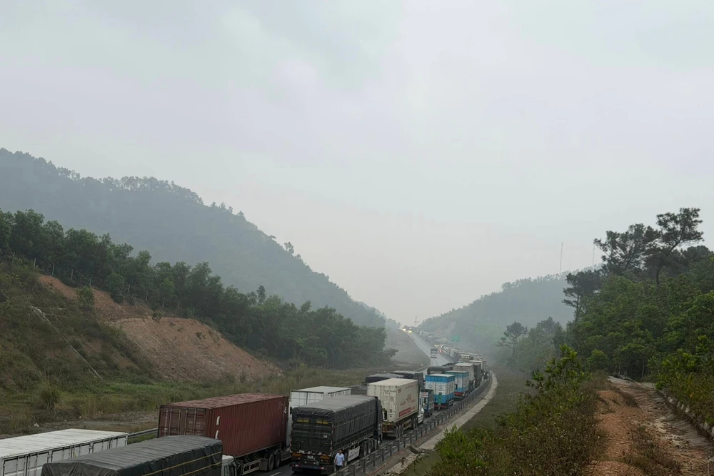 Tai nạn liên hoàn giữa 5 ô tô, cao tốc Nghi Sơn- Diễn Châu phải tạm đóng một chiều