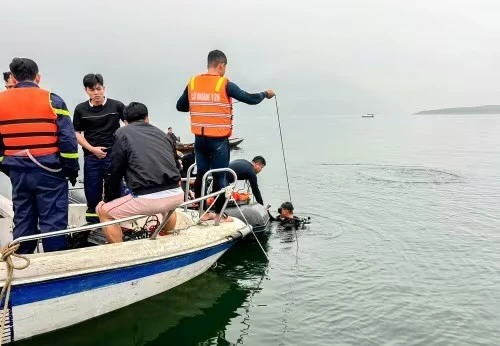 Vụ lật thuyền hồ Thác Bà làm 6 người chết: Tàu khách chở gấp đôi số người cho phép