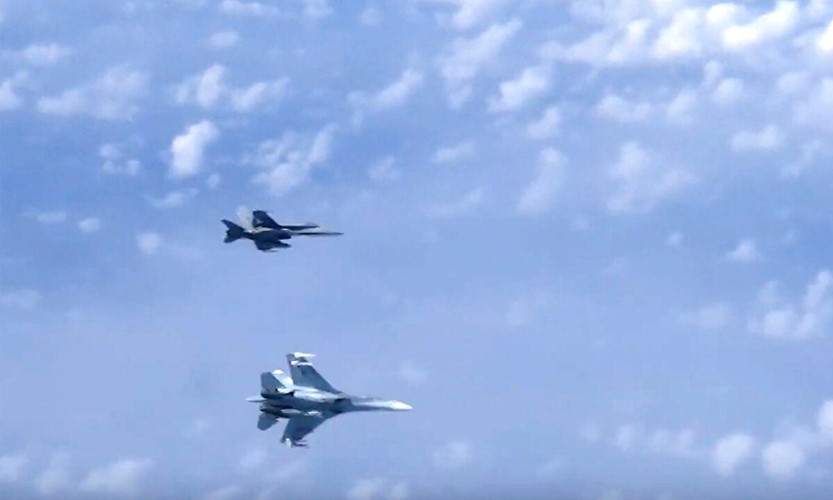 Máy bay Su-27 đã xua đuổi chiếc F/A-18C Hornet Máy bay Su-27 đã xua đuổi chiếc F/A-18C Hornet