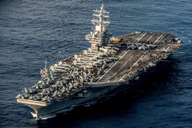 Các chiến đấu cơ được xếp đầy bề mặt boong tàu USS Ronald Reagan