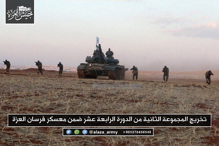 Nhóm phiến quân Jaysh al-Izza với xe tăng T-62M