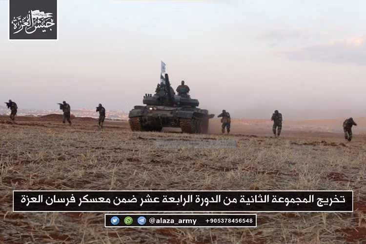 Nhóm phiến quân Jaysh al-Izza với xe tăng T-62M