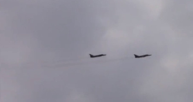 Hai chiếc máy bay chiến đấu Su-24 của Nga bay lượn nhiều vòng trên tàu chiến Israel ở Địa Trung Hải