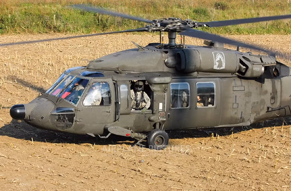 Vũ khí của UH-60 Black Hawk còn có thể bao gồm rocket 70 mm Hydra 70, tên lửa dẫn đường bằng laser AGM-114 Hellfire khi cần thiết.