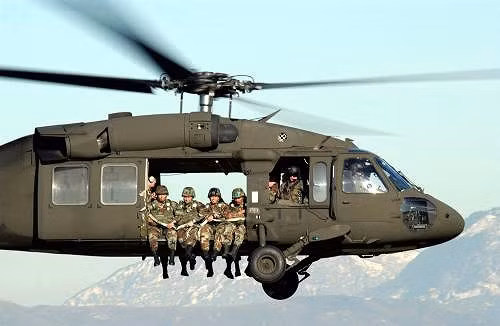 Phiên bản UH-60A được chế tạo với tư cách là trực thăng vận tải chiến thuật