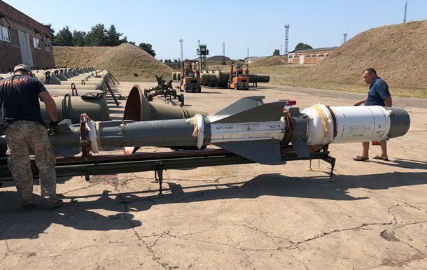 Các quả đạn tên lửa của hệ thống S-125 đang được tháo niêm cất
