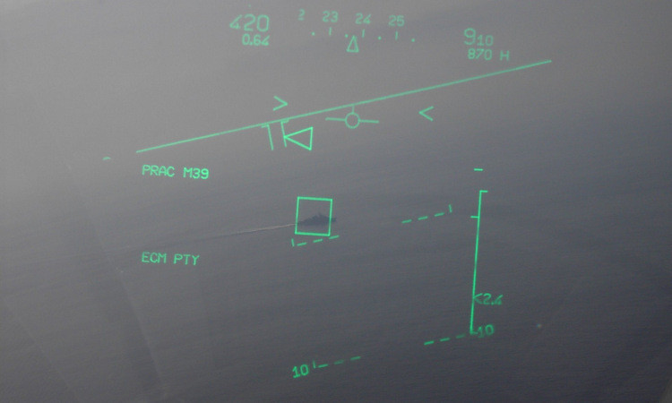 Chiếc Mirage 2000 lượn phải, áp sát tàu chiến Thổ Nhĩ Kỳ. Ảnh: Yannis Nikitas Chiếc Mirage 2000 lượn phải, áp sát tàu chiến Thổ Nhĩ Kỳ. Ảnh: Yannis Nikitas