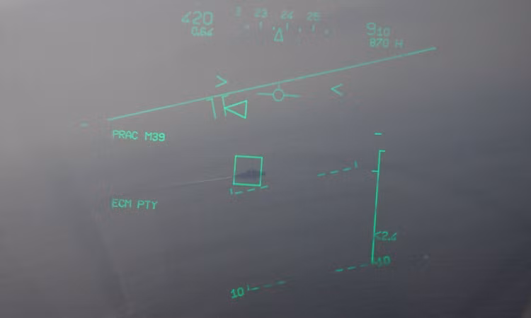 Chiếc Mirage 2000 lượn phải, áp sát tàu chiến Thổ Nhĩ Kỳ. Ảnh: Yannis Nikitas