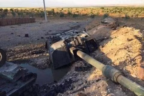 Pháo tự hành T-155 bị "thổi tung" tháp pháo