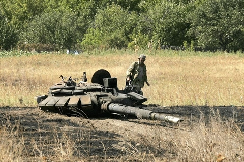 Chiếc xe tăng T-72B3 bị bắn hạ tại miền Đông Ukraine Chiếc xe tăng T-72B3 bị bắn hạ tại miền Đông Ukraine