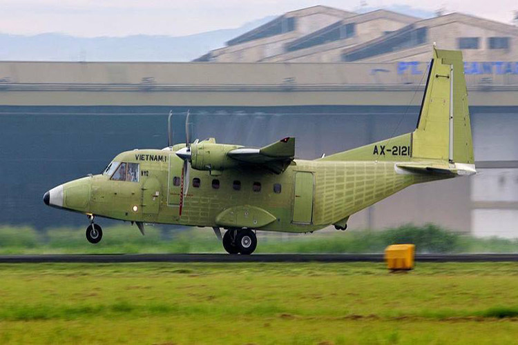 Máy bay Casa-212 của Việt Nam đang bay thử tại nhà máy Bandung (Indonesia)