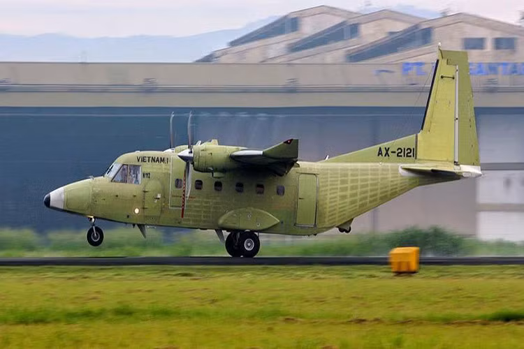 Máy bay Casa-212 của Việt Nam đang bay thử tại nhà máy Bandung (Indonesia)