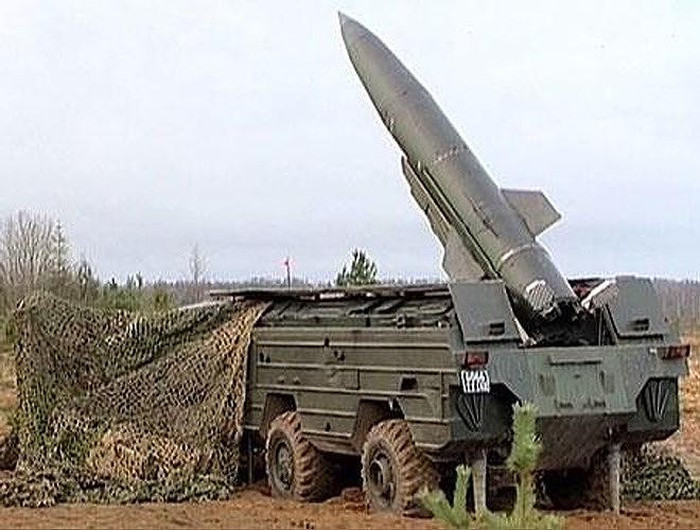 Đạn tên lửa có chiều dài 6,4m; đường kính 0,65m; trọng lượng phóng 2.000kg với đầu đạn nặng 480kg (có thể lắp đầu đạn thuốc nổ mạnh, hóa học hoặc đầu đạn hạt nhân) tầm bắn tối thiểu 15km và tối đa 70km, sai số vòng tròn vào khoảng 150m.