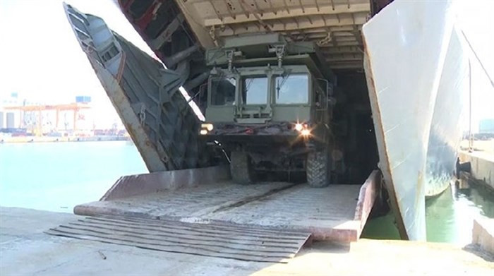 S-400 được vận chuyển từ tàu chở hàng tới Trung Quốc