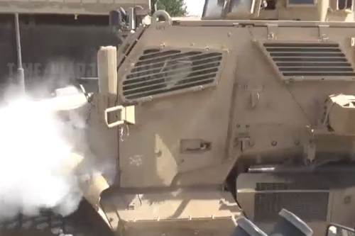 Xe quân sự Cougar HE 4x4 bốc khói khi đi ngang qua chốt trạm của Nga