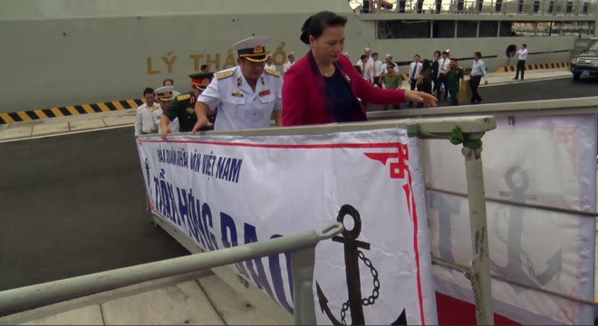 Chủ tịch Quốc hội Nguyễn Thị Kim Ngân lên thăm chiến hạm Gepard thứ 3 của Hải quân nhân dân Việt Nam. Cầu thang dẫn lên tàu đã ghi tên chiếc tàu là Trần Hưng Đạo. Nguồn: baohaiquanvietnam.vn