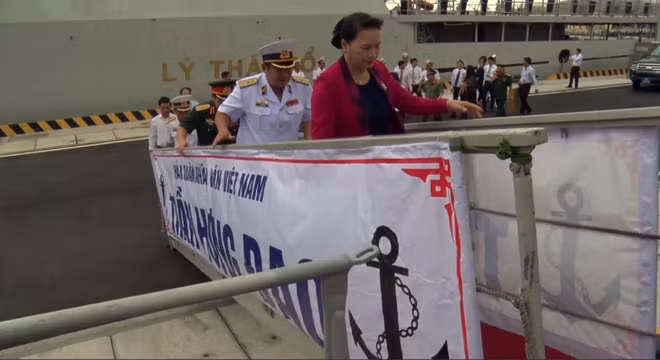 Chủ tịch Quốc hội Nguyễn Thị Kim Ngân lên thăm chiến hạm Gepard thứ 3 của Hải quân nhân dân Việt Nam. Cầu thang dẫn lên tàu đã ghi tên chiếc tàu là Trần Hưng Đạo. Nguồn: baohaiquanvietnam.vn Chủ tịch Quốc hội Nguyễn Thị Kim Ngân lên thăm chiến hạm Gepard thứ 3 của Hải quân nhân dân Việt Nam. Cầu thang dẫn lên tàu đã ghi tên chiếc tàu là Trần Hưng Đạo. Nguồn: baohaiquanvietnam.vn