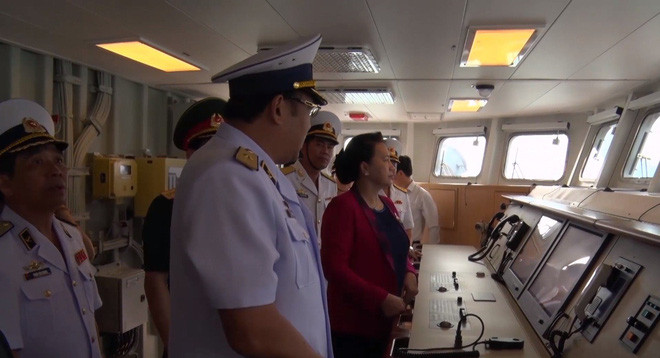 Chủ tịch Quốc hội Nguyễn Thị Kim Ngân tham quan buồng lái tàu hộ vệ tên lửa Trần Hưng Đạo. Nguồn: baohaiquanvietnam.vn