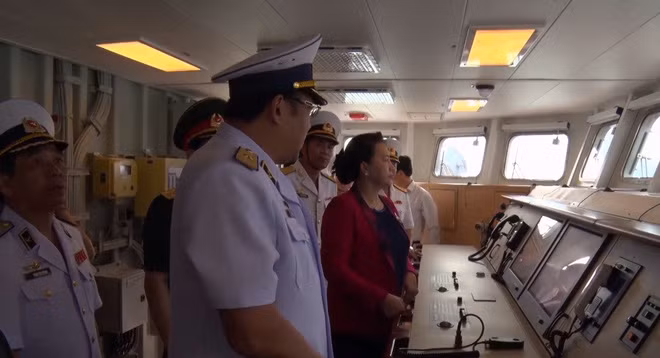 Chủ tịch Quốc hội Nguyễn Thị Kim Ngân tham quan buồng lái tàu hộ vệ tên lửa Trần Hưng Đạo. Nguồn: baohaiquanvietnam.vn Chủ tịch Quốc hội Nguyễn Thị Kim Ngân tham quan buồng lái tàu hộ vệ tên lửa Trần Hưng Đạo. Nguồn: baohaiquanvietnam.vn