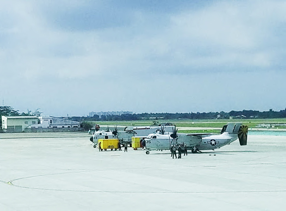 Hai chiếc C-2 Greyhound tại sân bay Đà Nẵng Hai chiếc C-2 Greyhound tại sân bay Đà Nẵng